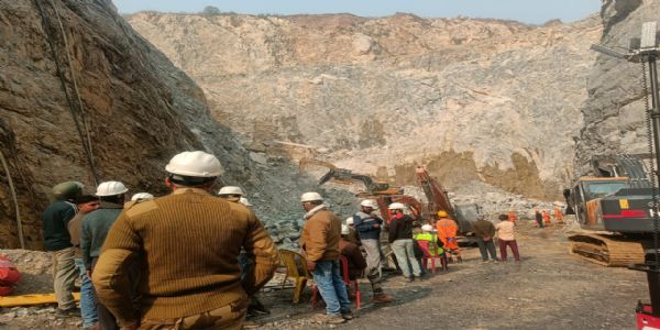 UP stone quarry collapse: Rescuers pull out 7th body, several still fear trapped