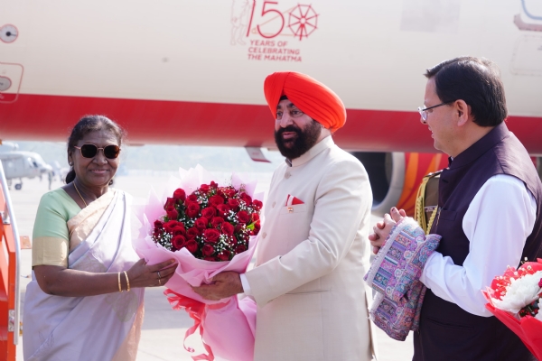 President Droupadi Murmu was formally welcomed at Jolly Grant Airport by Governor Lt. Gen. Gurmit Singh (Retd.) and Chief Minister Pushkar Singh Dhami at Jolly Grant Airport