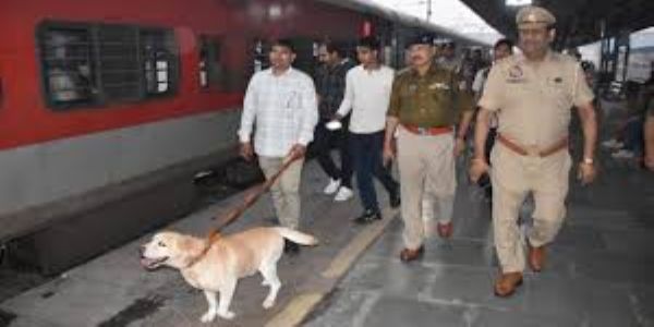 Terrorist and bomb on Vikramshila Express... Train stopped at Aligarh station; halted for 42 min after panic