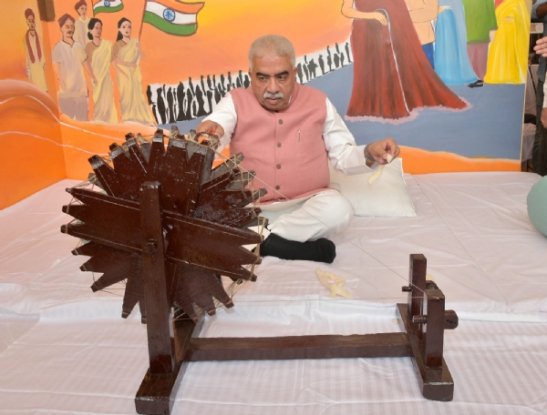 10-day Khadi Festival in Lucknow kicks off, Rakesh Sachan inaugurates
