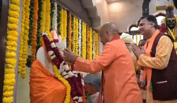 Chief Minister performed the worship and aarti of Hanuman Ji