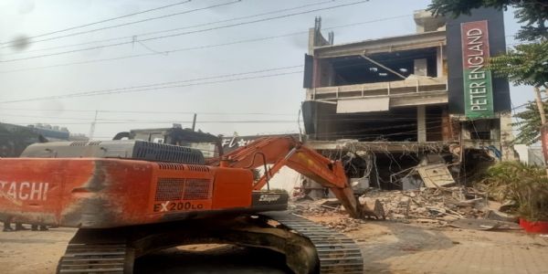 BDA continues to demolish properties of Maulana Tauqeer Raza’s aide Arif on 2nd day
