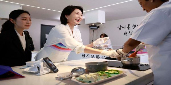 First Lady Kim Hea Kyung Showcases Korean Cuisine at G-20 Sidelines