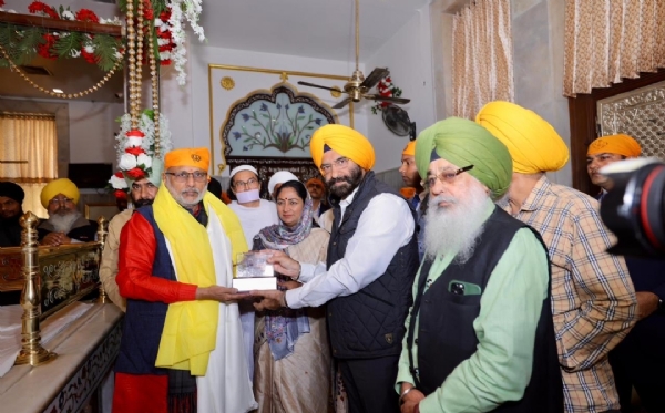 Vice President and Delhi CM Pay Obeisance at Gurdwara Rakabganj Sahib Vice President and Delhi CM Pay Obeisance at Gurdwara Rakabganj Sahib