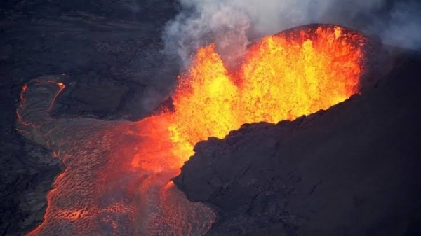 Kīlauea Volcano Erupts Anew, Painting Hawaiian Sky with Lava and Ash Kīlauea Volcano Erupts Anew, Painting Hawaiian Sky with Lava and Ash