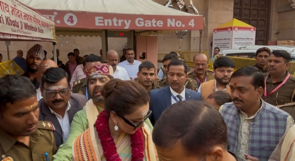 Kangana worshipped Baba Vishwanath