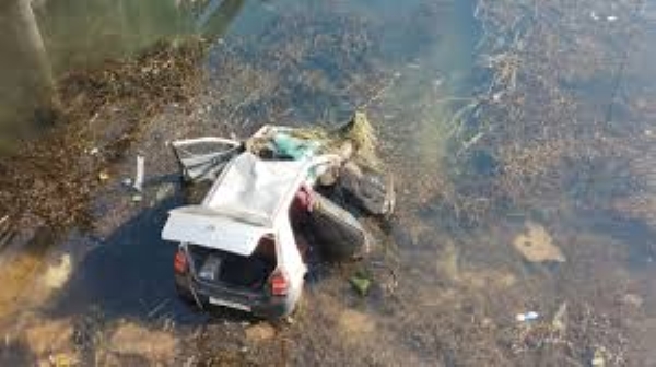 Car traveling from Lakhimpur to Bahraich plunged into river Car traveling from Lakhimpur to Bahraich plunged into river