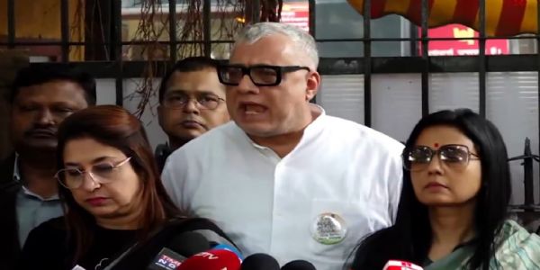 TMC Delegation Meets Election Commission Over SIR, Accuses EC of Negligence