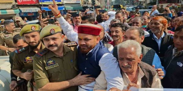 Daily Wagers March To CM’s Residence In Jammu, Demand Regularisation, Pending Wages