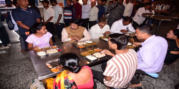 Minister Nandi had lunch with families of patients at Maa Ki Rasoi