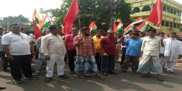 Road blockade in Rishra after jute mill cuts workdays to five