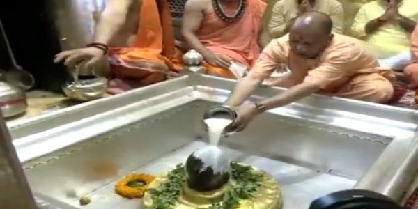 Yogi performs worship at Kashi Vishwanath & Kalbhairav amidst Vedic-mantras & rituals