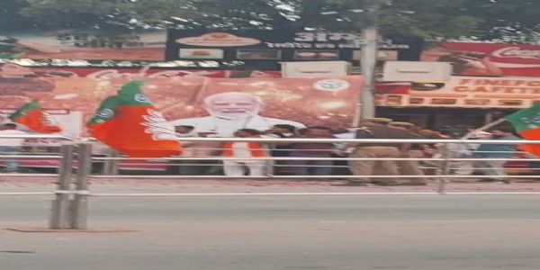 PM Modi gets grand welcome in Kashi with flower showers and blowing of conch shells