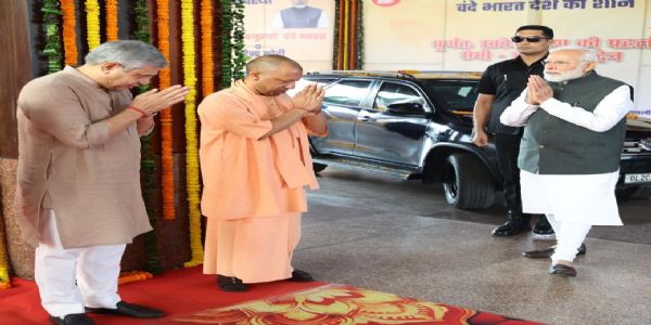 Prime Minister Modi departs for Bihar from Varanasi, as Yogi farewells him