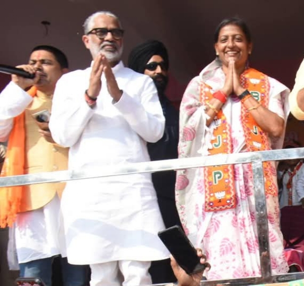 MP Neeraj Shekhar addressing rally in support of NDA candidate Nisha Singh MP Neeraj Shekhar addressing rally in support of NDA candidate Nisha Singh