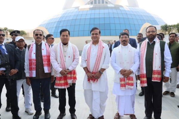 मुख्यमंत्री डॉ. हिमंत बिस्व सरमा बुधवार को गुवाहाटी के पश्चिम बोरागांव में निर्मित शहीद स्मारक क्षेत्र एवं उद्यान को जनता को समर्पित करते हुए। इस अवसर पर मुख्यमंत्री के साथ केंद्रीय मंत्री सर्वानंद सोनोवाल, असम सरकार के मंत्री अतुल बोरा समेत अन्य अन्य। मुख्यमंत्री डॉ. हिमंत बिस्व सरमा बुधवार को गुवाहाटी के पश्चिम बोरागांव में निर्मित शहीद स्मारक क्षेत्र एवं उद्यान को जनता को समर्पित करते हुए। इस अवसर पर मुख्यमंत्री के साथ केंद्रीय मंत्री सर्वानंद सोनोवाल, असम सरकार के मंत्री अतुल बोरा समेत अन्य अन्य।