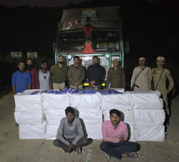 असम–मेघालय सीमा पर वाहन से जब्त 30 लाख रुपये मूल्य की बर्मी सिगरेट तथा दो गिरफ्तारों की तस्वीर। असम–मेघालय सीमा पर वाहन से जब्त 30 लाख रुपये मूल्य की बर्मी सिगरेट तथा दो गिरफ्तारों की तस्वीर।