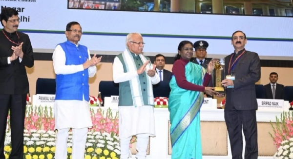 President Droupadi Murmu presenting Best Performing Unit Award President Droupadi Murmu presenting Best Performing Unit Award