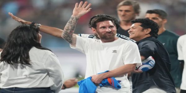 Fans Chant ‘Messi! Messi!’ Outside Arun Jaitley Stadium as Football Fever Grips Delhi