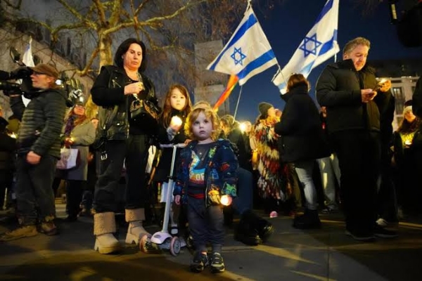 Dozens attend London vigil to pay tribute to victims of Bondi Beach attack Dozens attend London vigil to pay tribute to victims of Bondi Beach attack