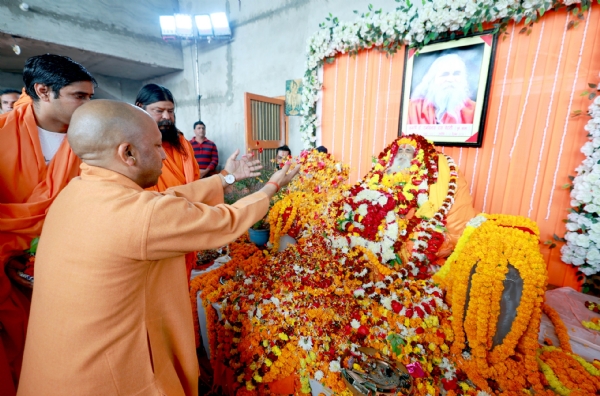 Adityanath paid tribute by offering flowers Adityanath paid tribute by offering flowers