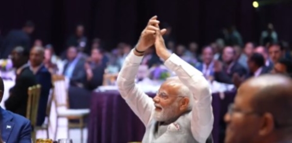 Prime Minister Modi greets Ethiopian singers chanting Vande Mataram. Prime Minister Modi greets Ethiopian singers chanting Vande Mataram.