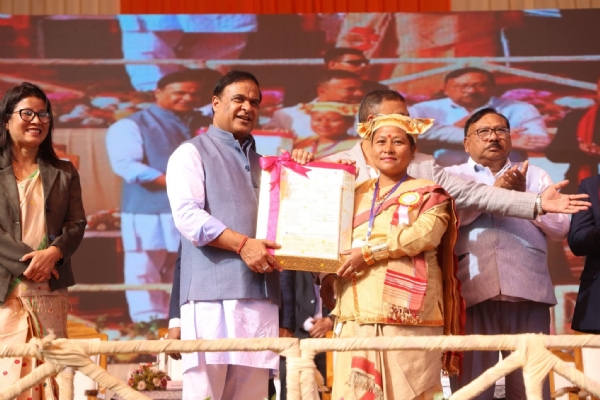 Assam CM Dr Himanta Biswa Sarma Distributing ₹10,000 Each to SHG Members in Tingkhang. Assam CM Dr Himanta Biswa Sarma Distributing ₹10,000 Each to SHG Members in Tingkhang.