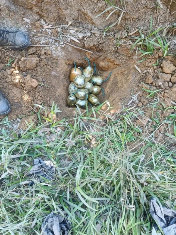 मणिपुर में बरामद 16 परित्यक्त आईईडी की तस्वीर।