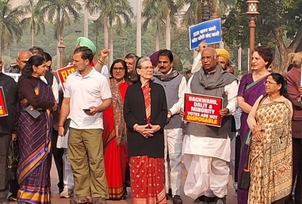 INDI Bloc Stages Protest Outside Parliament Against SIR Drive INDI Bloc Stages Protest Outside Parliament Against SIR Drive
