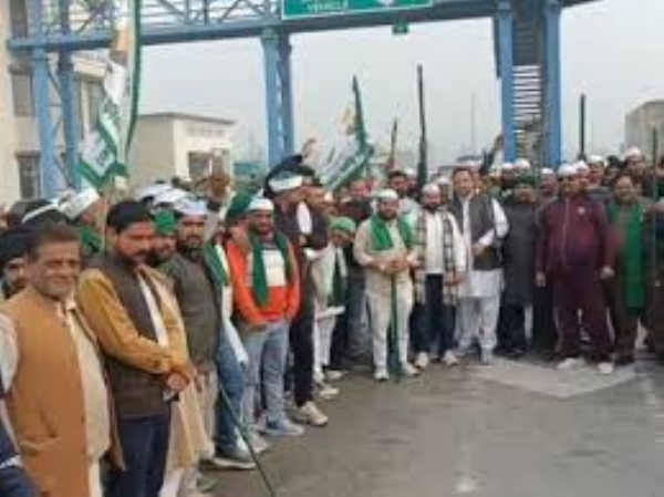 Hundreds of activists gathered at the Jagahedi toll plaza and conducted a sit-in