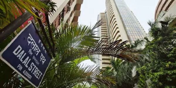 Indian Stock Markets End Flat Amid Volatility; Sensex Dips 43 Points