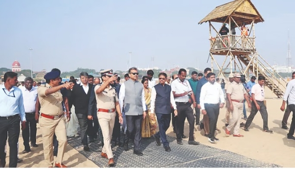 Madras hc judges inspect marina beach over shop allotment