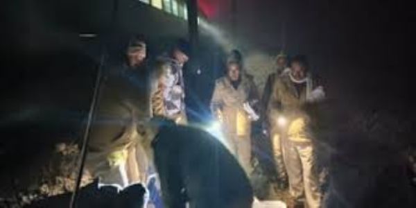 Love-lorn couple commits suicide in UP: Girlfriend kills herself after being hit by train, boyfriend