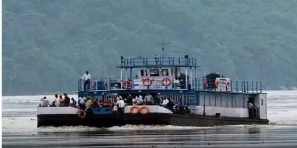 Ferry Services Suspended Between Guwahati and North Guwahati Due to Dense Fog; Commuters Stranded