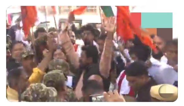 बांग्लादेश में हिंदुओं की हत्या के खिलाफ गुवाहाटी में बांग्लादेशी वाणिज्यिक दूतावास के सामने प्रदर्शन की तस्वीर।