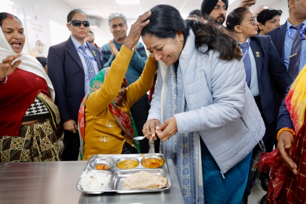 Delhi CM Rekha Gupta Inaugurates Atal Canteens in Shalimar Bagh and Pitampura