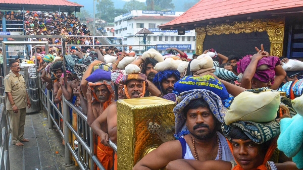 Pilgrims in que at Sabarimala trmple
