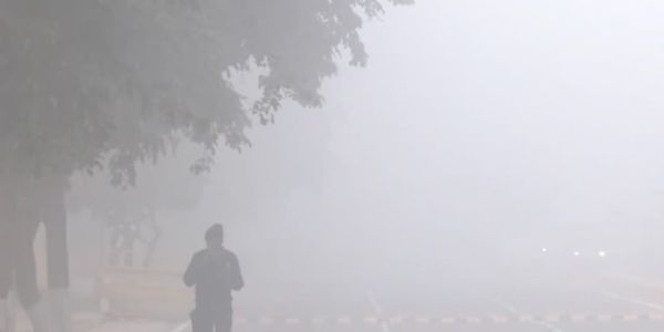 Delhi Chokes Under Toxic Smog Blanket as Fog Delays Trains, Cripples Visibility