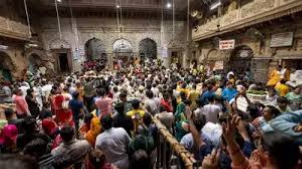 A large number of devotees arrived at Thakur Banke Bihari Temple on Monday morning