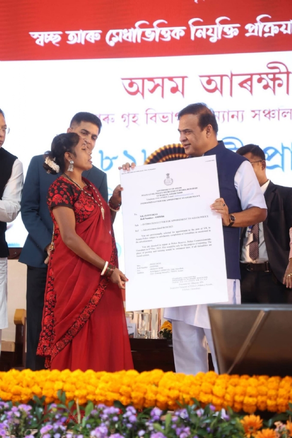 Assam CM Dr Himanta Biswa Sarma distributing appointment letters to 5,818 for Police and Home Department. Assam CM Dr Himanta Biswa Sarma distributing appointment letters to 5,818 for Police and Home Department.
