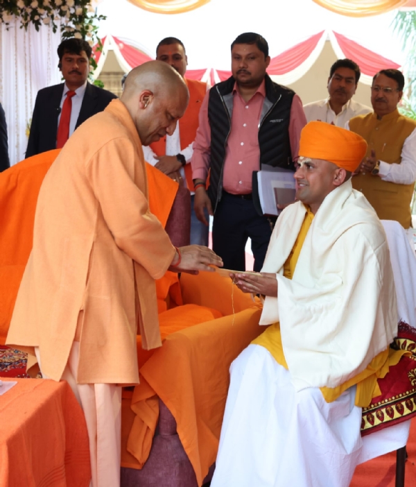 Chief Minister Yogi Adityanath paid a heartfelt tribute to the late Mahant Ramdas Chief Minister Yogi Adityanath paid a heartfelt tribute to the late Mahant Ramdas