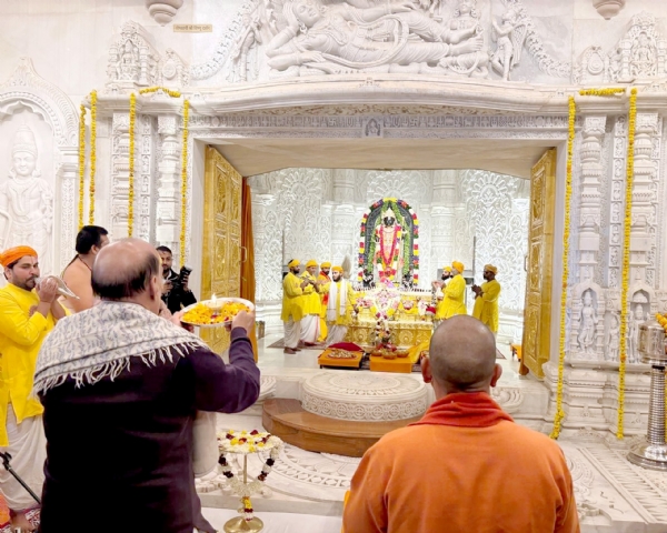 Rajnath performed Aarti ritual and circumambulated the temple Rajnath performed Aarti ritual and circumambulated the temple