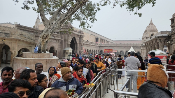 Unprecedented crowd of devotees and tourists is gathering in Varanasi