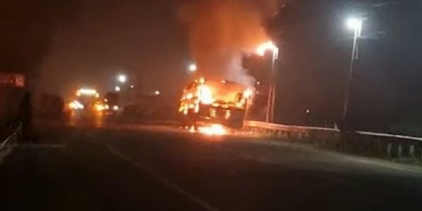 KSRTC tourist bus catches fire near Kottayam ,passengers safe