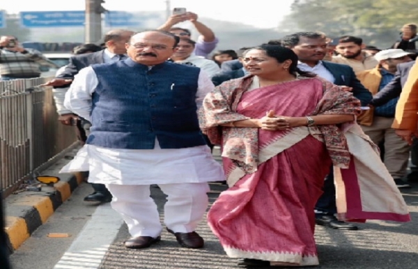 Delhi CM Rekha Gupta Launches Mist Spray System to Combat Pollution Delhi CM Rekha Gupta Launches Mist Spray System to Combat Pollution