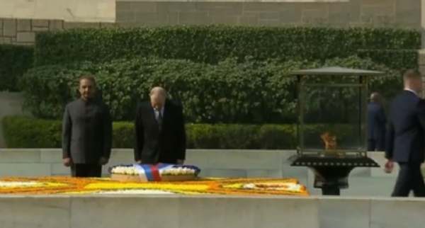 Putin Honours Gandhi at Rajghat Before Pivotal Modi Summit on Friday Putin Honours Gandhi at Rajghat Before Pivotal Modi Summit on Friday