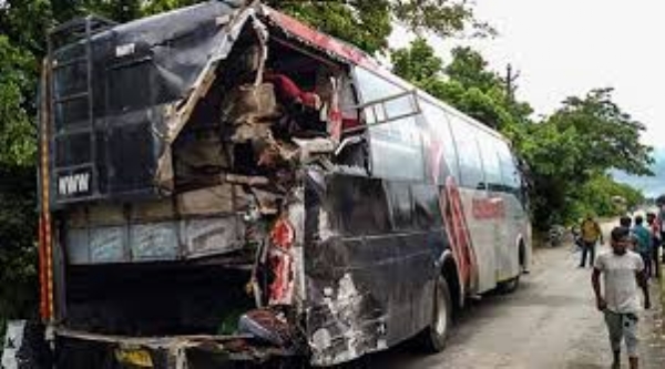 Bus coming from Ayodhya collides with vehicle Bus coming from Ayodhya collides with vehicle