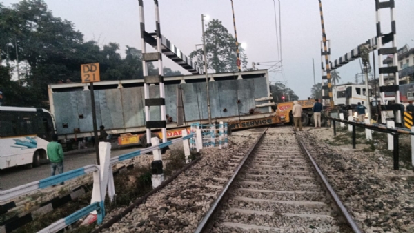 रेलवे फाटक पर फंसे ओवरसाइज ट्रक की तस्वीर। रेलवे फाटक पर फंसे ओवरसाइज ट्रक की तस्वीर।
