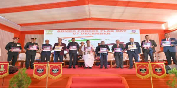 Armed Forces Flag Day observed at Lok Bhavan, Governor Acharya honours war veteran at his residence