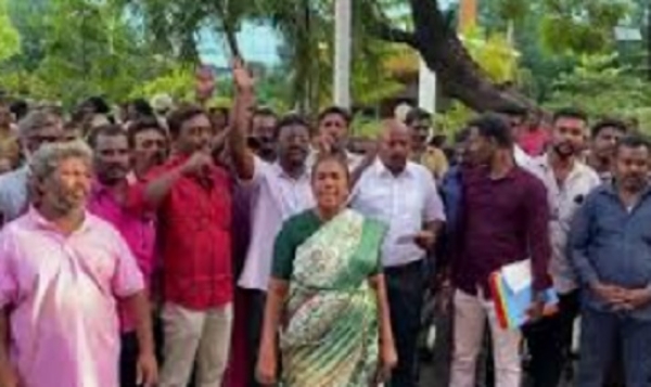 Cleanliness Workers Protest in Ambattur, Surround RDC’s Vehicle Cleanliness Workers Protest in Ambattur, Surround RDC’s Vehicle
